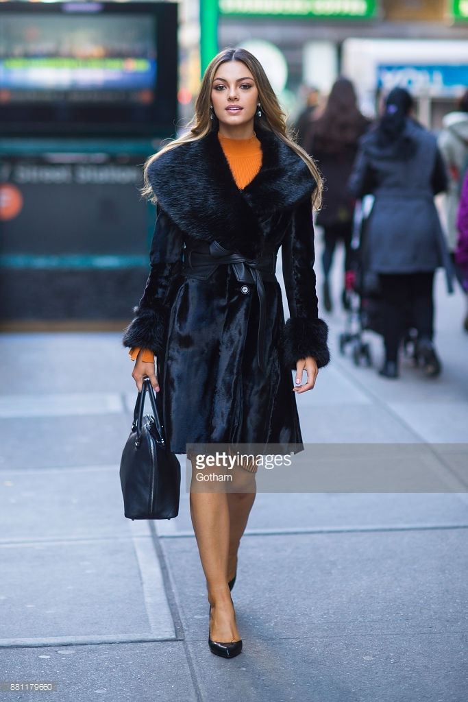 Thời trang từ gợi cảm đến thanh lịch của đương kim Hoa hậu Hoàn vũ